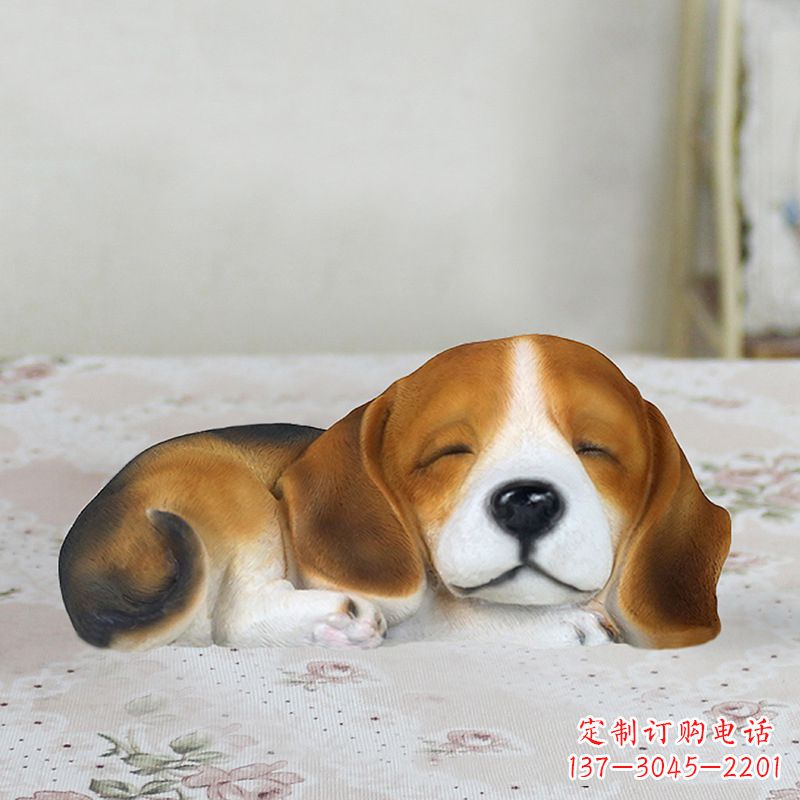 潍坊卧姿比格犬仿真雕塑，睡觉的小狗狗是内美陈动物雕塑摆件