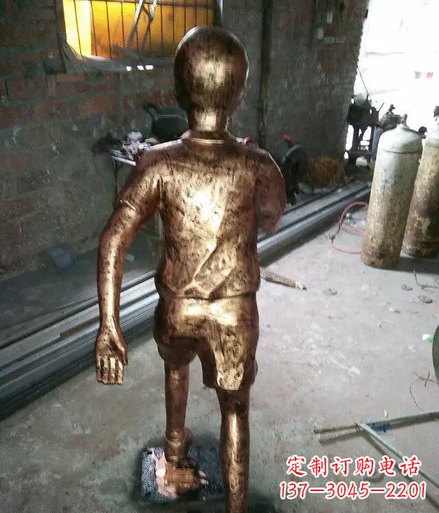 潍坊小孩跑步公园人物铜雕 (2)