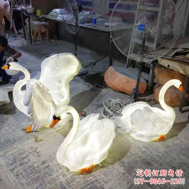 潍坊小区园林草坪发光天鹅景观雕塑摆件