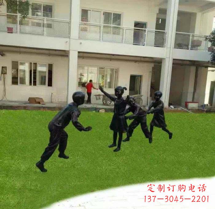 潍坊校园儿童玩老鹰捉小鸡铜雕