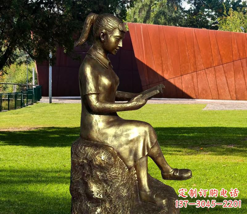 潍坊校园看书的女孩铜雕 