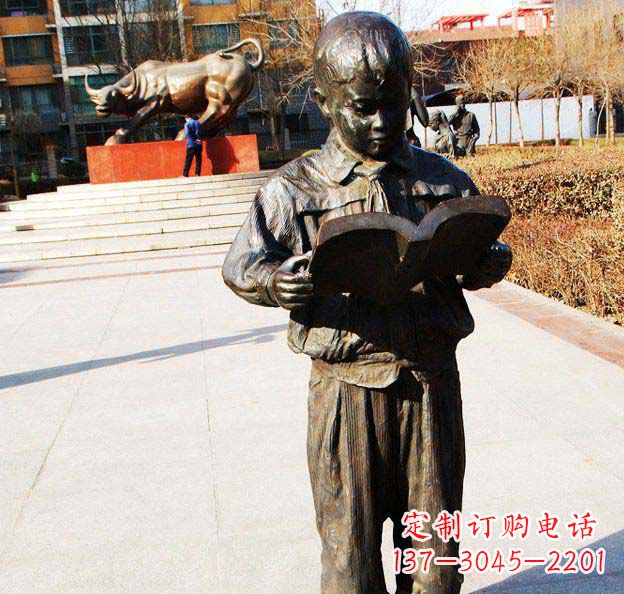 潍坊校园看书的小学生人物铜雕