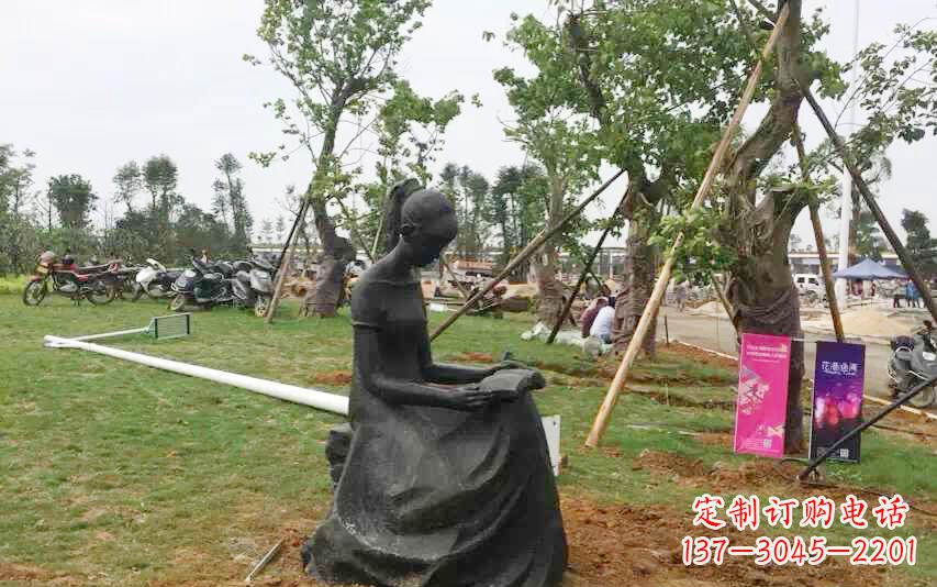 潍坊校园看书女孩雕塑