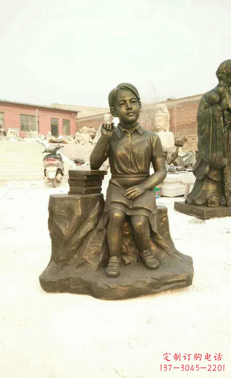 潍坊校园看书思考的学生铜雕