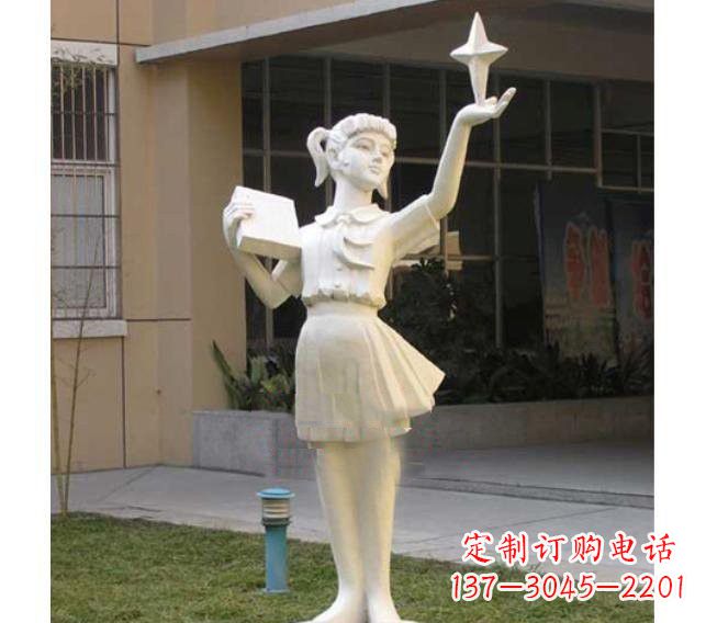 潍坊校园拿书本的小学生石雕