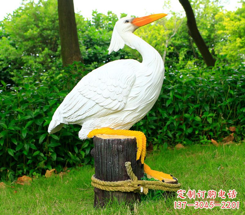 潍坊一男一女抱一只鸽子雕像