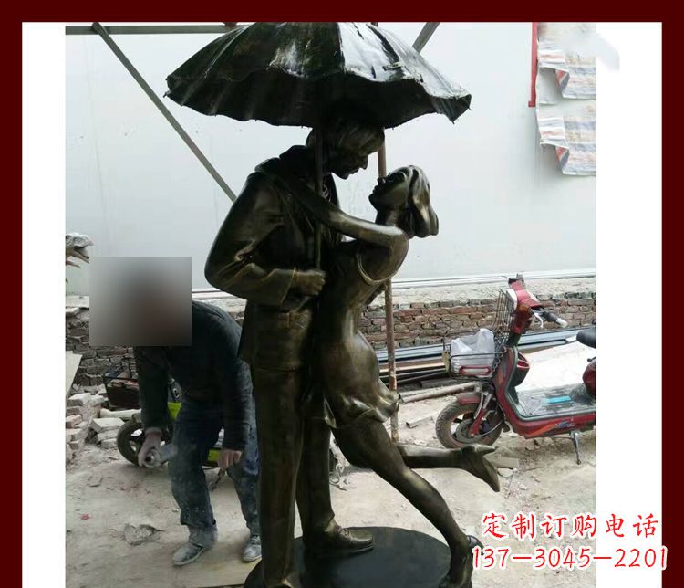 潍坊雨伞下拥抱的情侣铜雕