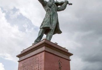 潍坊音乐家聂耳拉小提琴景观名人雕塑