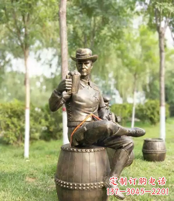 潍坊坐酒桶喝啤酒的牛仔铜雕