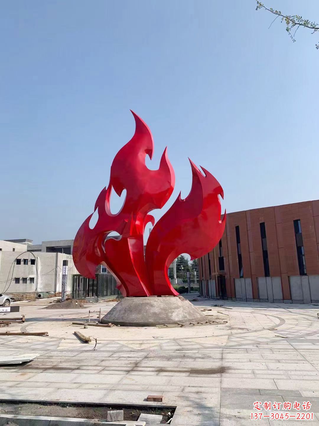 潍坊大学操场抽象不锈钢火苗雕塑
